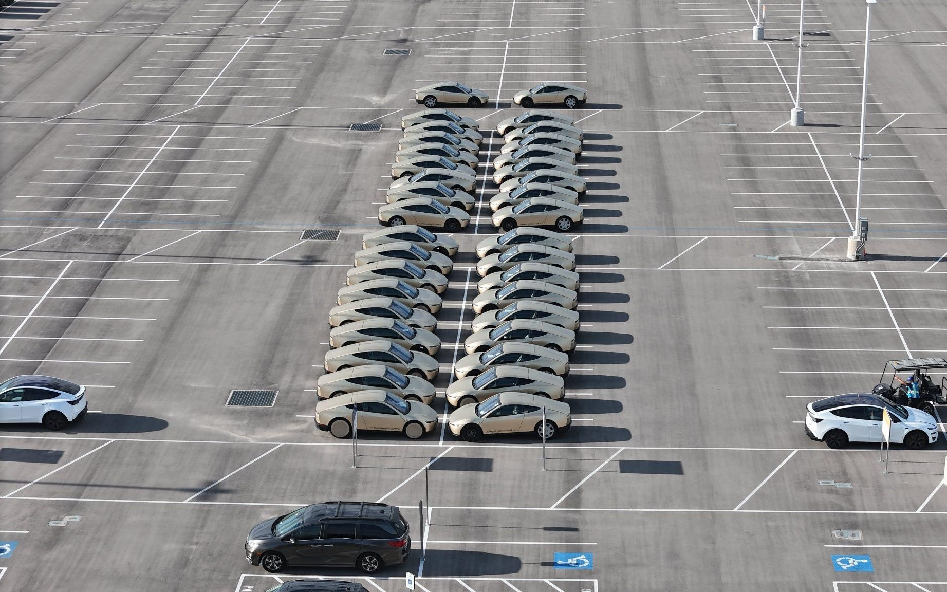 特斯拉Cybercab量产启动：60台实车现身得州工厂，配备方向盘