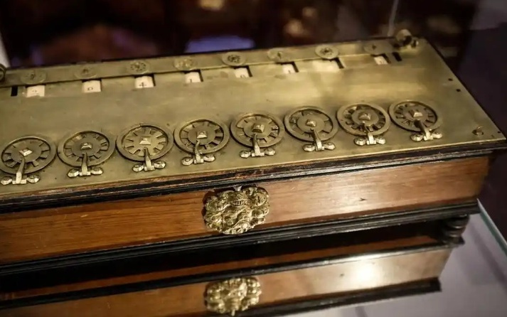 法媒：“应为国宝”，全球首台计算器拍卖被叫停