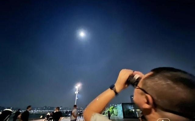 震撼“血月”！杭州钱塘江边，大批人熬通宵：拍到了！