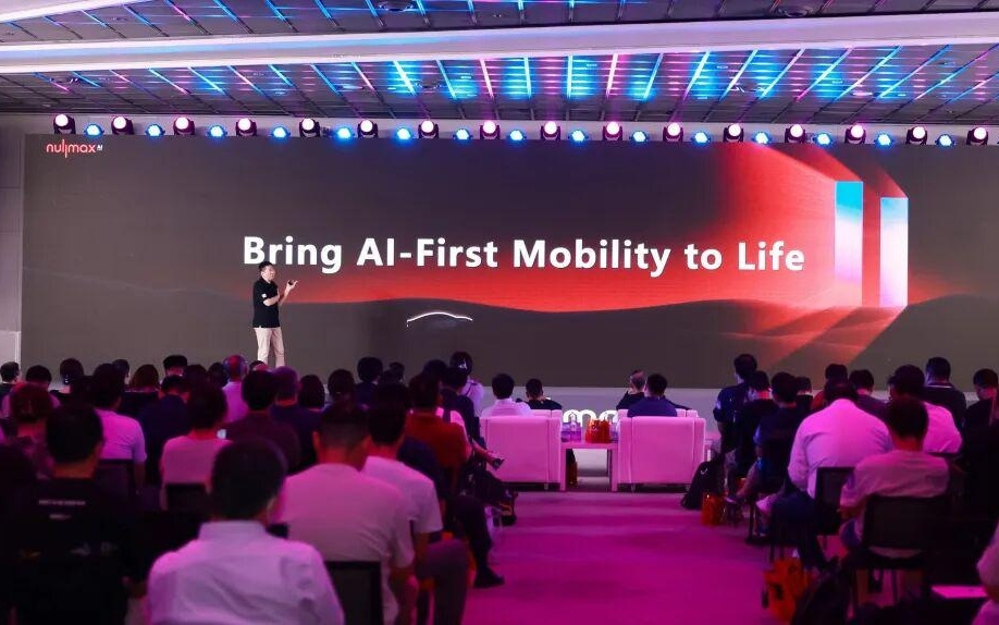 从“特斯拉门徒”到“赋能滴滴”：智驾江湖中场，在夹击中爆发