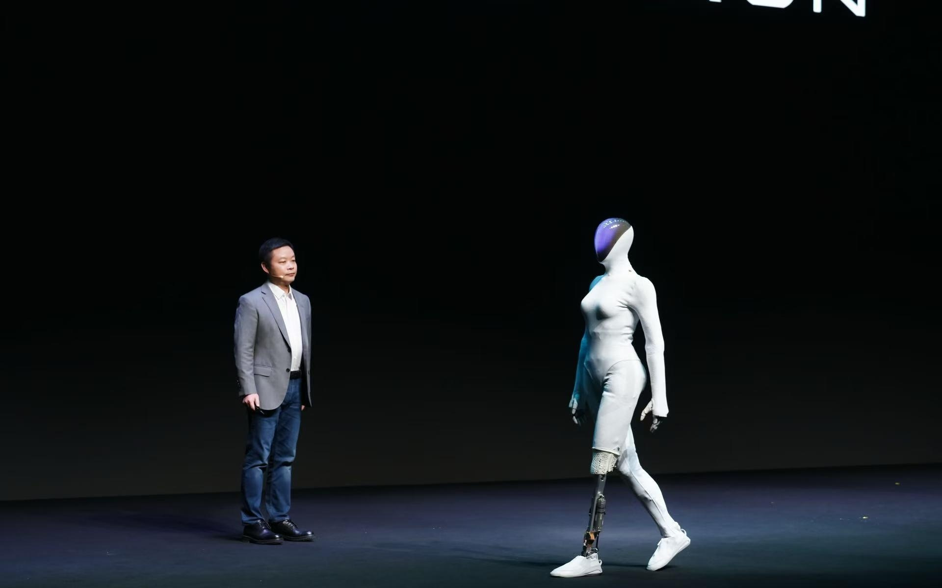 人形机器人让小鹏走上了神坛