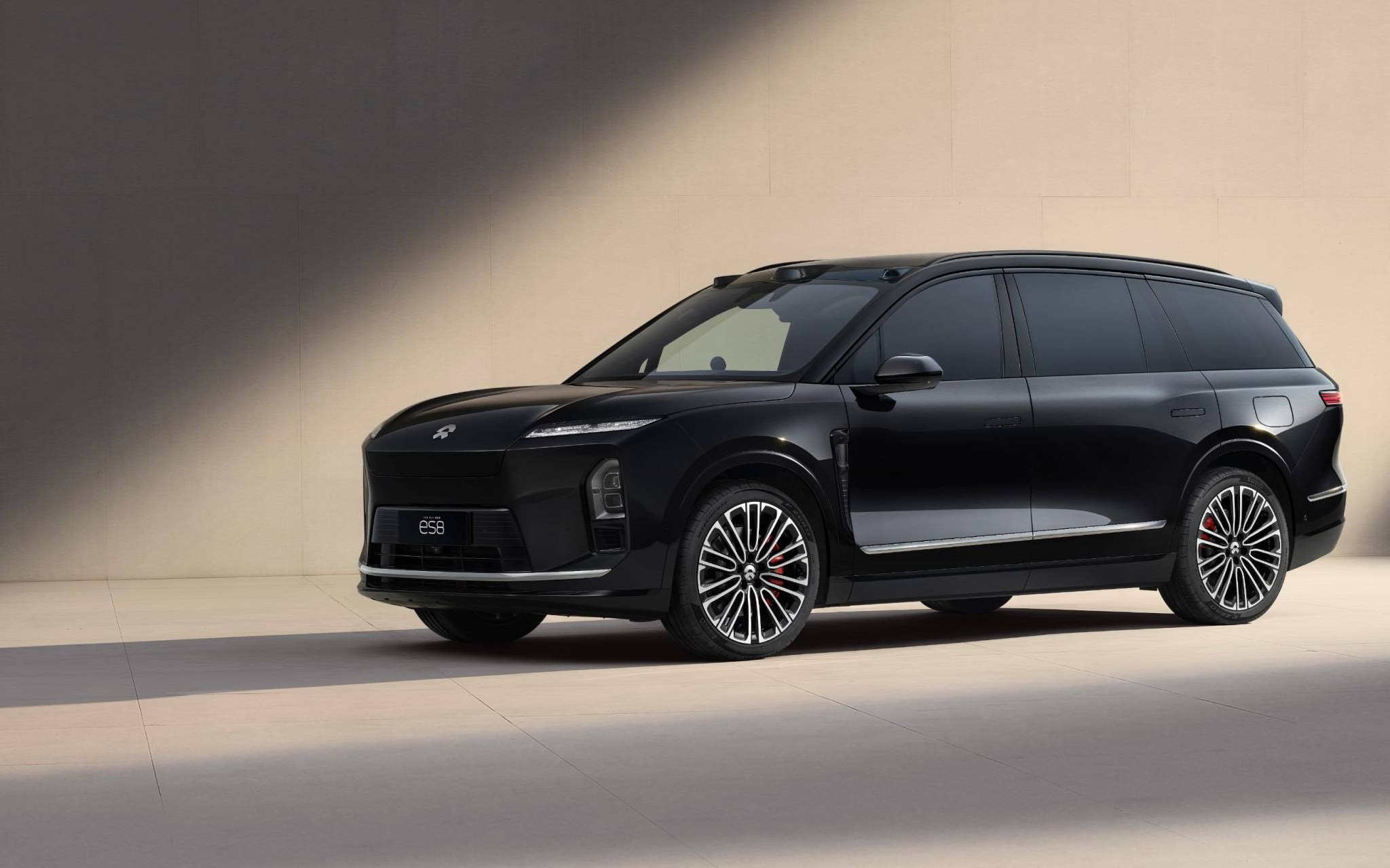 月销超 2 万 2！蔚来 ES8 终结了大三排 SUV 的能源之争