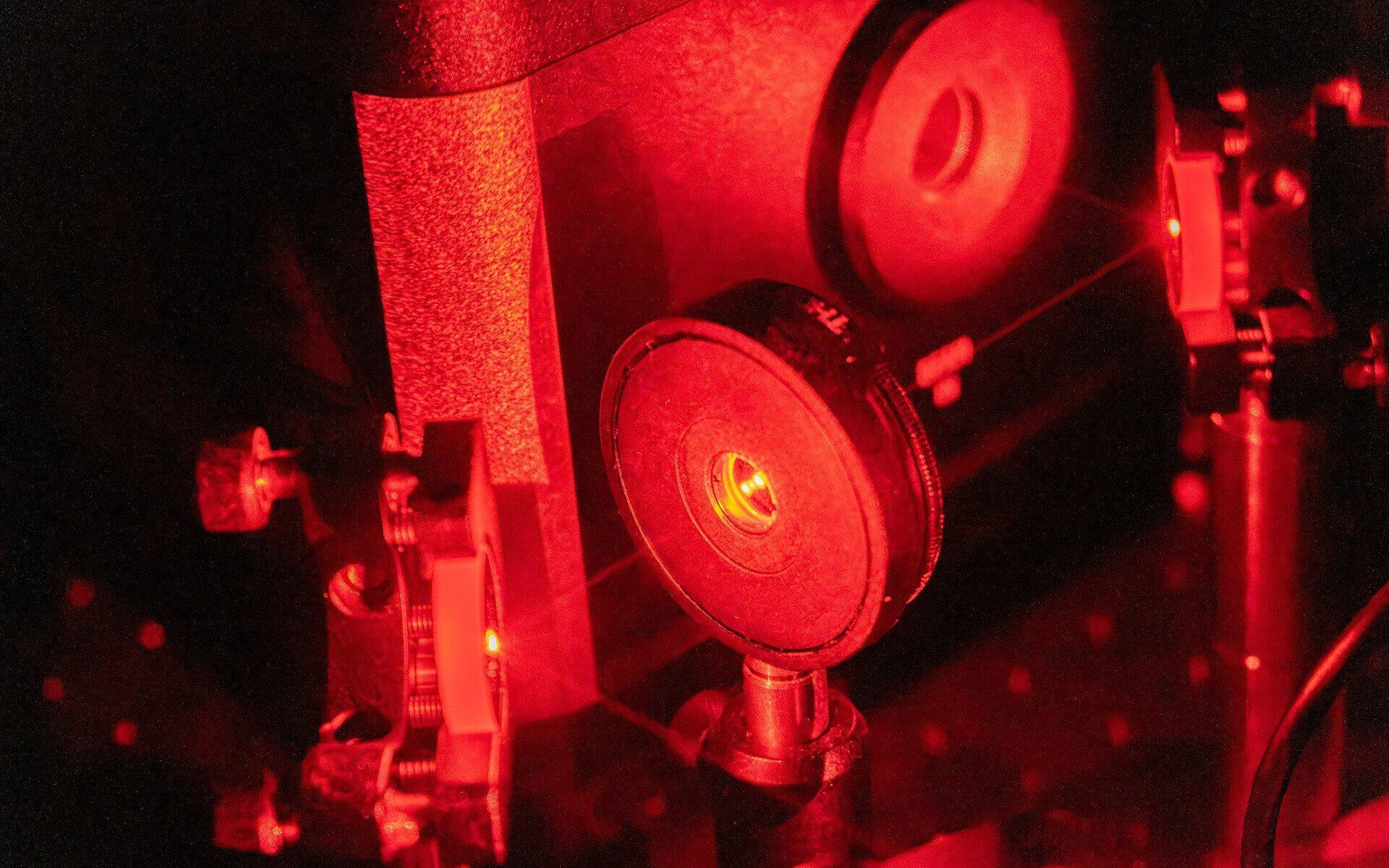 飞秒激光实现金刚石量子比特最快操控