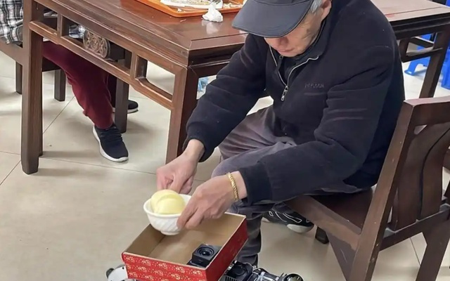 机器狗送餐、机器人叠衣拖地！赛博“养老搭子”，可以这么潮