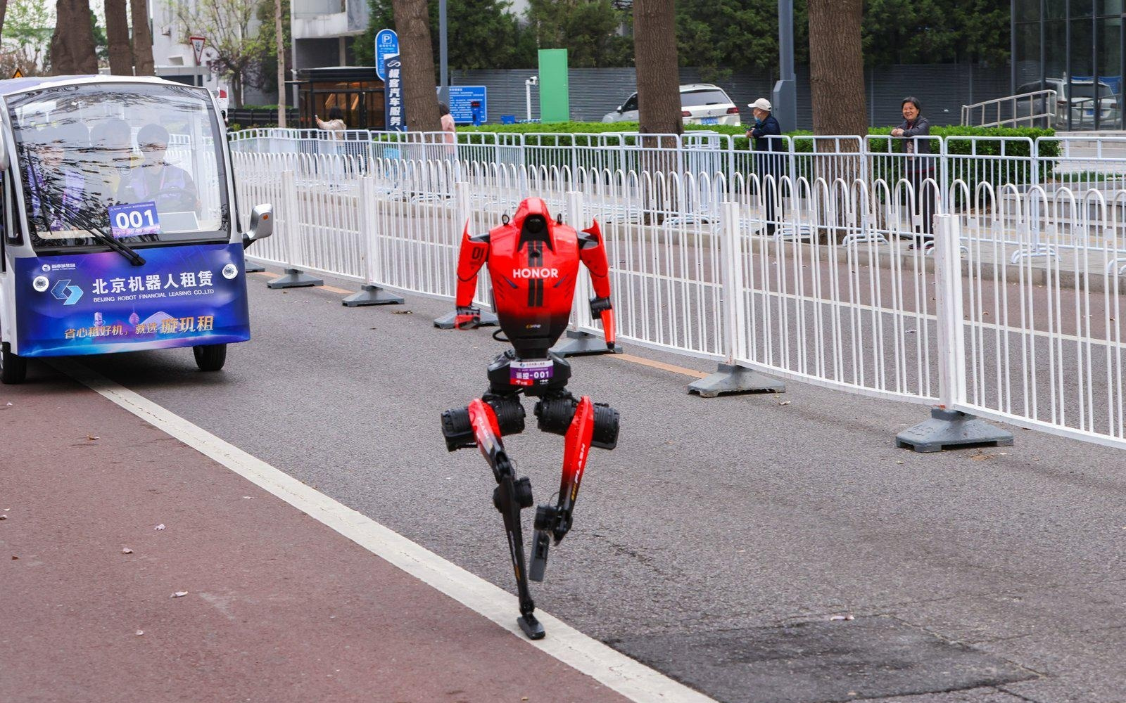 荣耀机器人打破人类半马纪录，包揽赛事前三