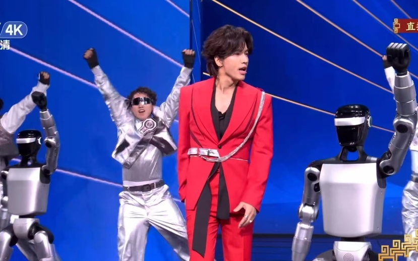 上百台四足机器人扮演机器熊猫亮相春晚，全球首次在公开舞台同步演绎