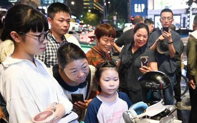 浙江杭州：机器人“逛街”吸引民众