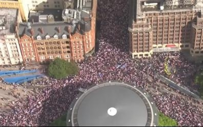 超10万人参加！伦敦爆发大规模反移民示威，马斯克意外“现身”呼吁换政府