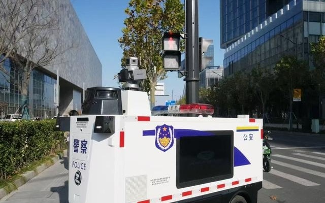 無人駕駛“警車”現身上海街頭：單日警告違停車輛119輛