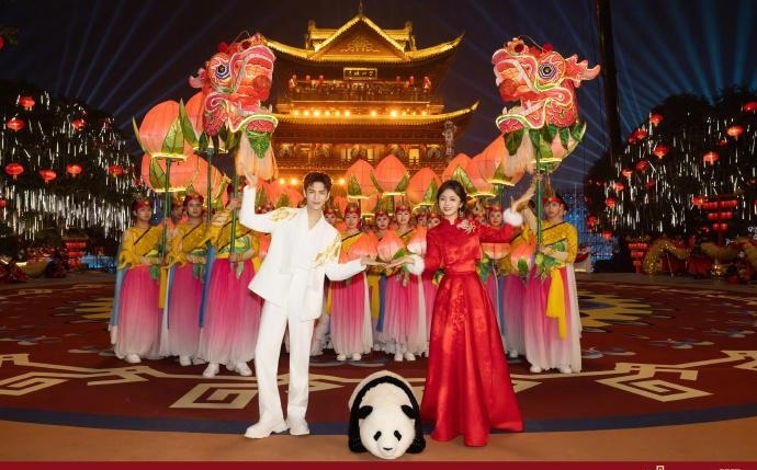 百台熊猫机器人亮相春晚宜宾分会场 魔法原子创始人：想带它们出海，展示中国“人手一只熊猫”