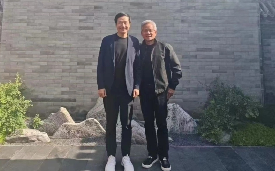 英伟达 CEO 黄仁勋回应大热天穿皮夹克：西装没来得及干洗