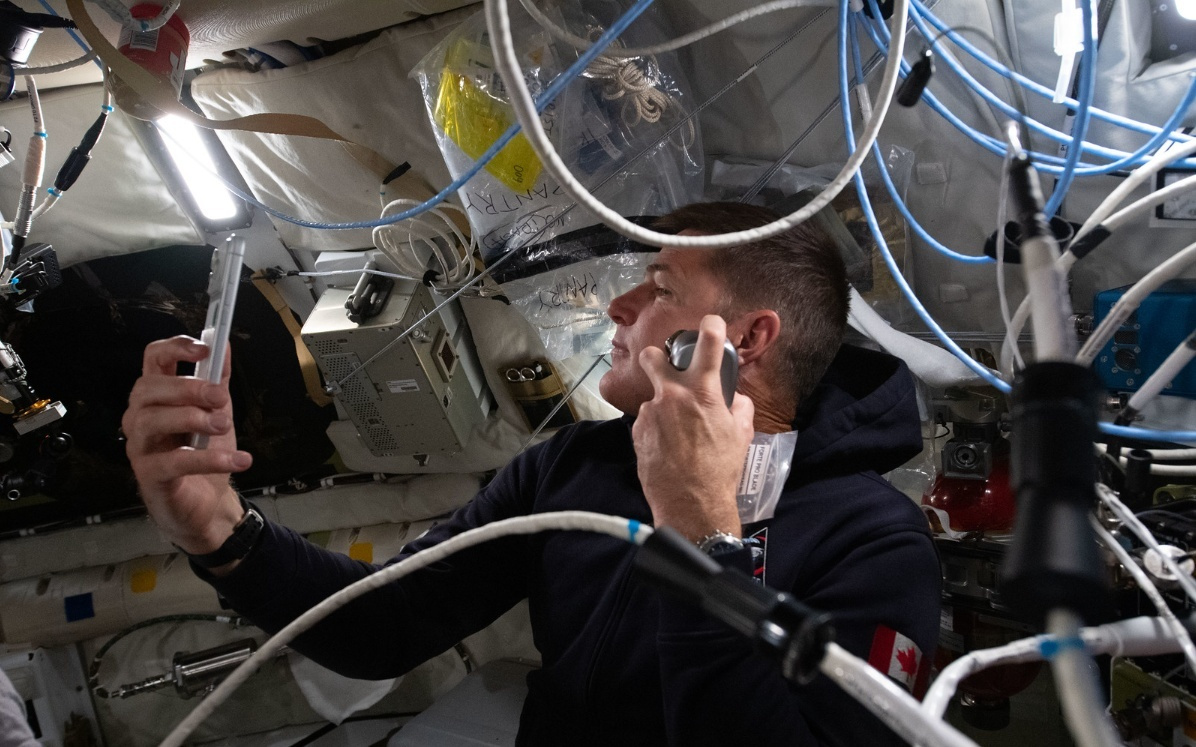 阿耳忒弥斯2号飞掠月球，宇航员用iPhone 17 Pro Max拍下月表