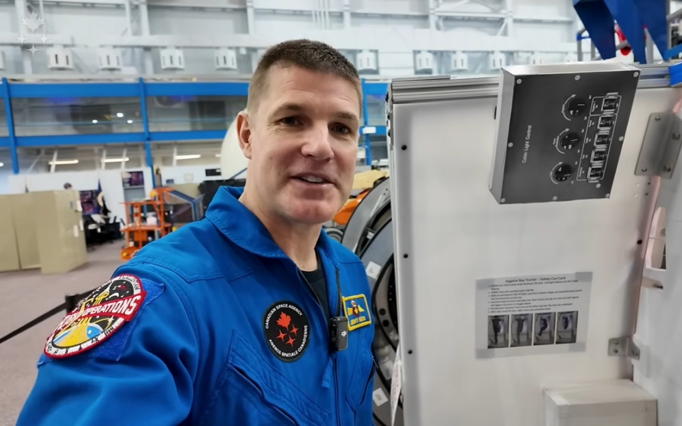 人类重返月球，大家关心的却是一个坏掉的马桶。