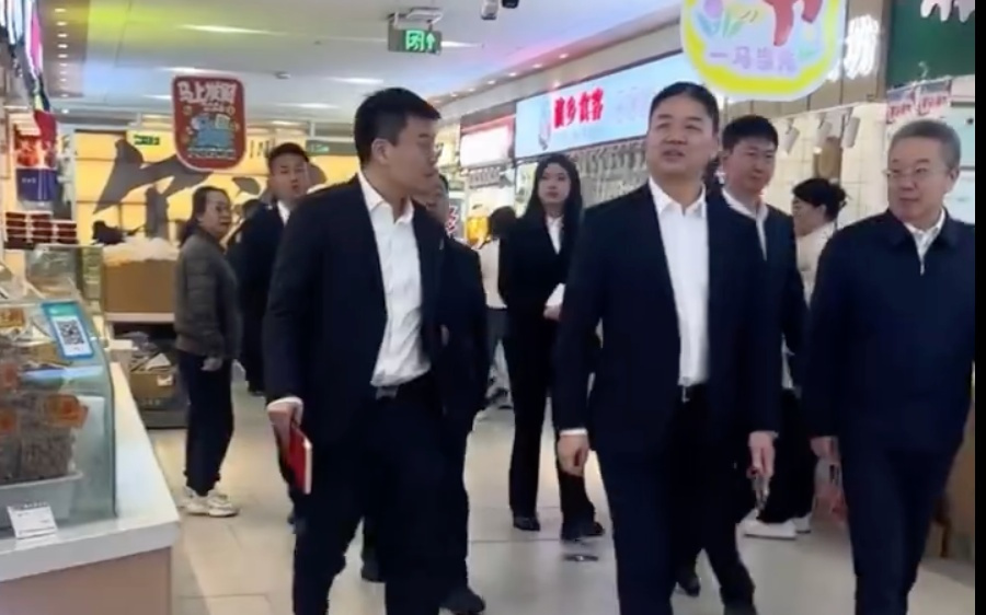 刘强东现身哈尔滨菜市场