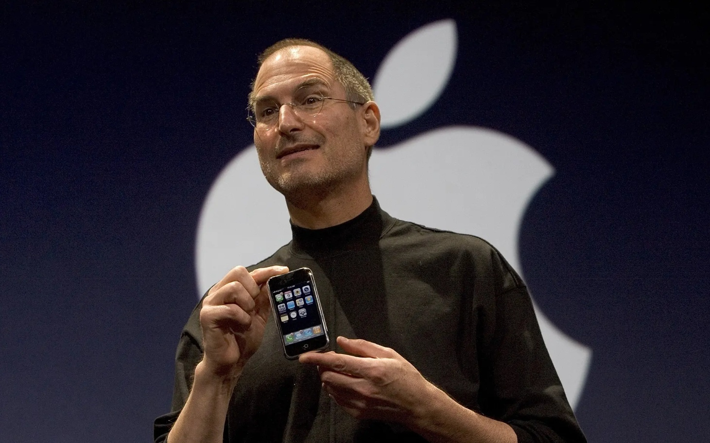 从车库到3万亿市值：苹果50年，8次变革重塑全球科技