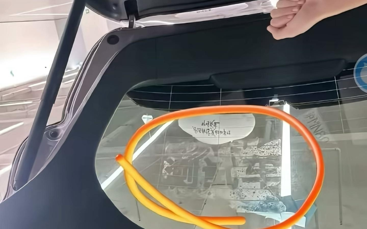 李肖爽回应小米YU7“测试车”静电贴残留问题：通过湿毛巾可清除