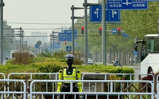 北京首个交警机器人“天轶”上岗半马，为机器人选手指路