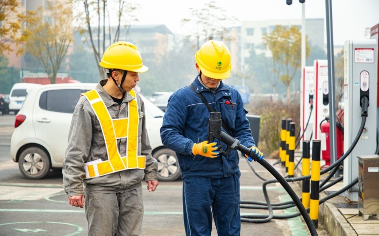 重庆荣昌：充电不添“堵” 返乡更舒心