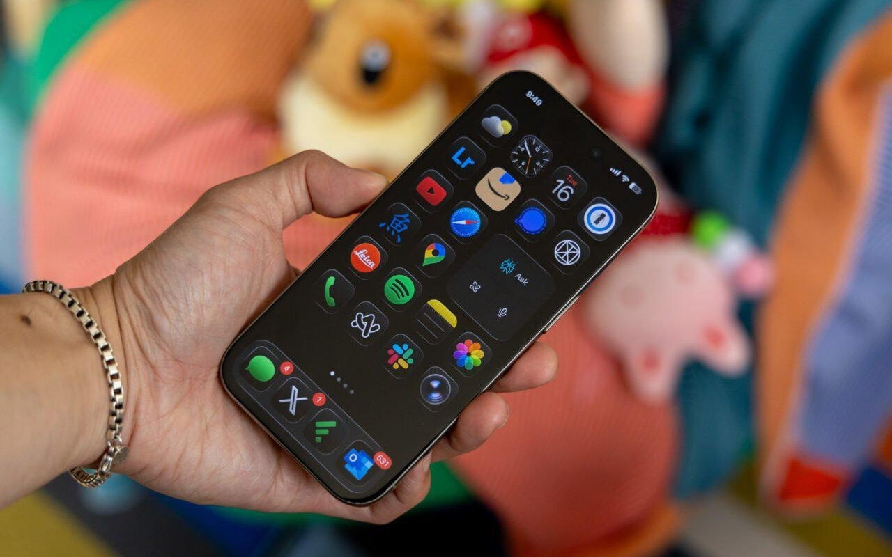 用户反映苹果 iOS 26 液体玻璃设计导致应用图标看起来歪斜
