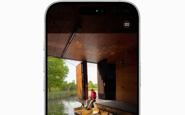 苹果 iOS 26 正式版推送：全新液态玻璃设计、AI 功能改进