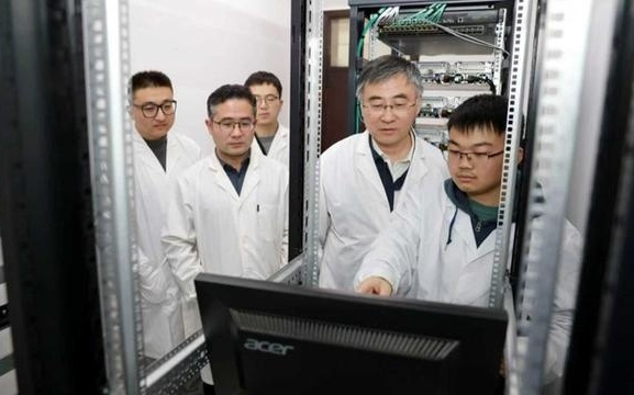 研发周期缩至1年！华理AI平台破局新材料研发，上海加码科学智能