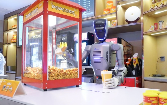 全球首例在深落地！越疆人形机器人在影院全自主上岗