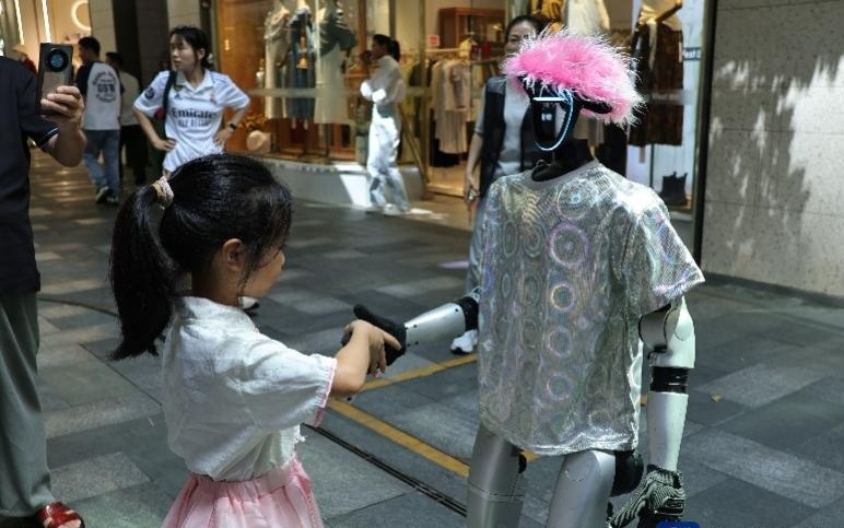 全国首家沉浸式机器人互动体验馆落户龙华