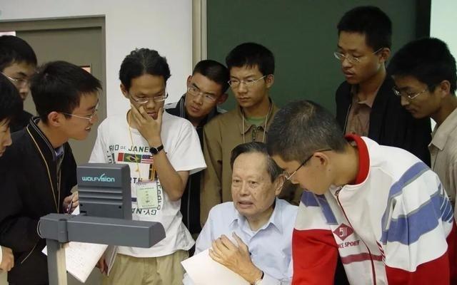 杨振宁的三次告别