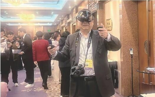 开放日秒变体验场：试玩AI八骏，外媒记者直呼过瘾