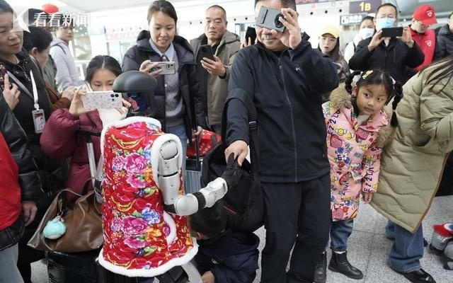 春晚同款机器人高铁站耍“功夫”闹元宵