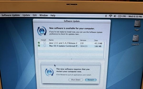 21岁的老苹果笔记本开机连上Wi-Fi 竟然还能收到系统更新！网友：画面美到想舔