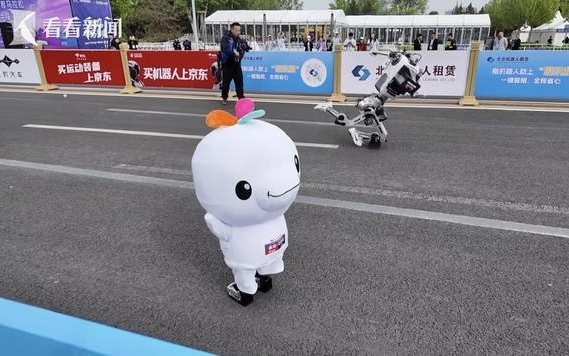 "大湾ji器人"跑半马卖萌 身后狂奔对手突然扑街
