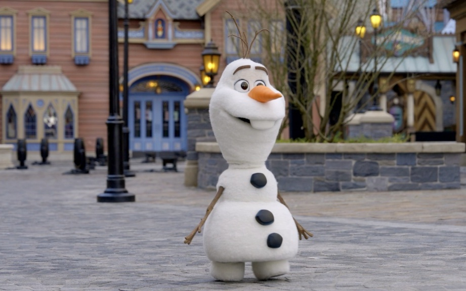 有的人形机器人还在“找班上”，迪士尼雪宝已经开始“营业”了