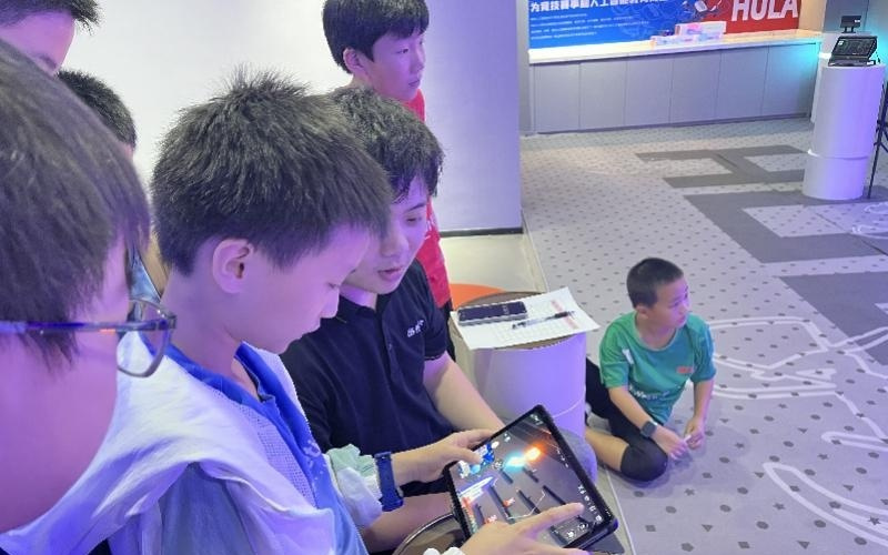 “趣”玩科技 横岗100多名青少年开展低空经济研学