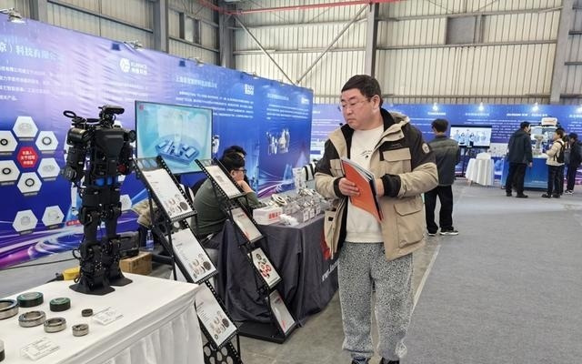 机器人“大战”宝山！智能机器人产业大会揭幕，将开放四大场景试验场