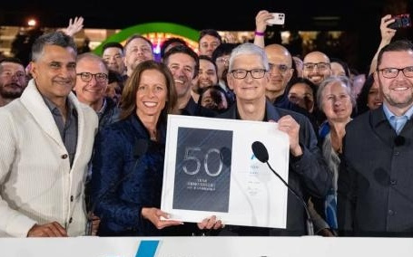 库克纪念苹果50周年演讲:继续突破技术的极限