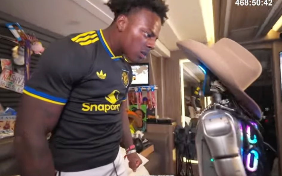 网红“甲亢哥”直播暴力损毁人形机器人“Rizzbot”，遭起诉索赔