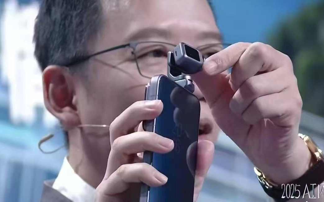 荣耀计划明年量产阿尔法手机机器人，并推出具身智能机器人