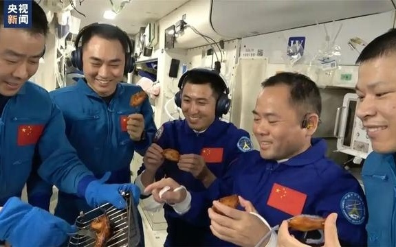 太空烧烤首秀！来看中国航天员20多年“太空吃播”进化史