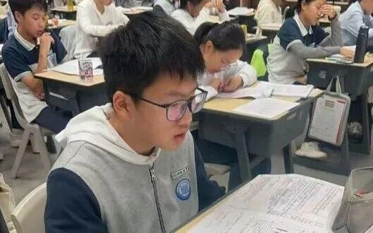 3000亿AI巨头，道歉！