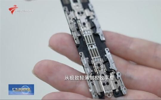 就是一整块屏！广东新闻联播提前展示OPPO Find N6：微距展示肉眼几乎看不到折痕