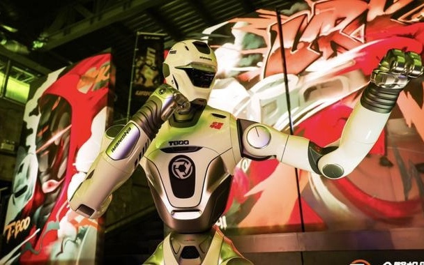 冠军将获十公斤金腰带 全球首个人形机器人格斗联赛如何“炼”成？｜科学家·马上回答