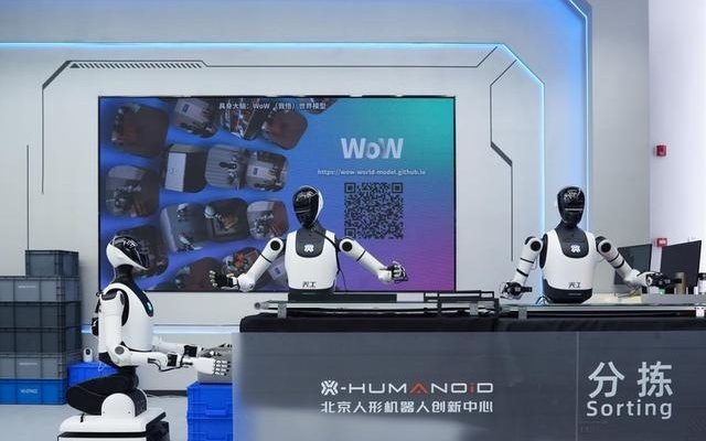 北京人形“金牌导游”机器人上线：会讲解更自主，聪明大小脑加持