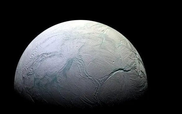挑战天文共识：新研究称太空中的水冰并非完全无法结晶