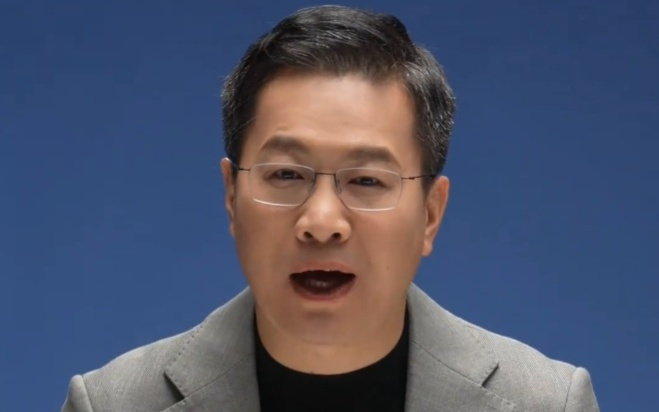 卢伟冰首秀小米17 Ultra真机：小米史上最薄的Ultra，配色公开