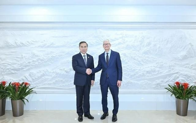 中国贸促会会长任鸿斌会见美国苹果公司首席执行官蒂姆·库克