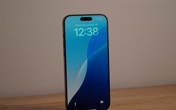 iPhone 18全系标配2400万前摄：苹果史上最强