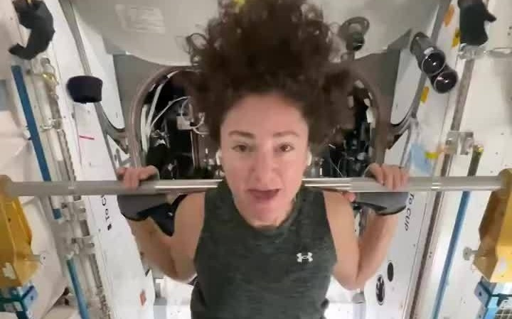 时速2.8万公里绕地飞行：苹果AirPods陪伴美国宇航员太空健身