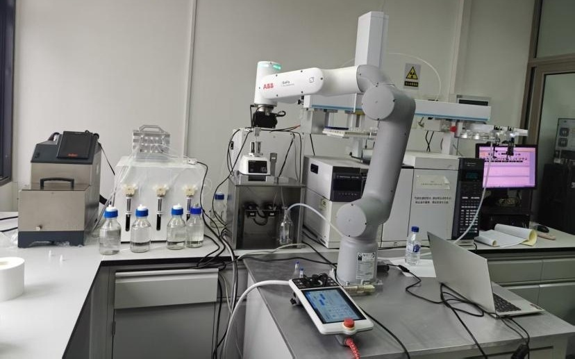 百團百項｜“AI+化學”迎來爆發時刻：上海科學家打造原子級“超級大腦”