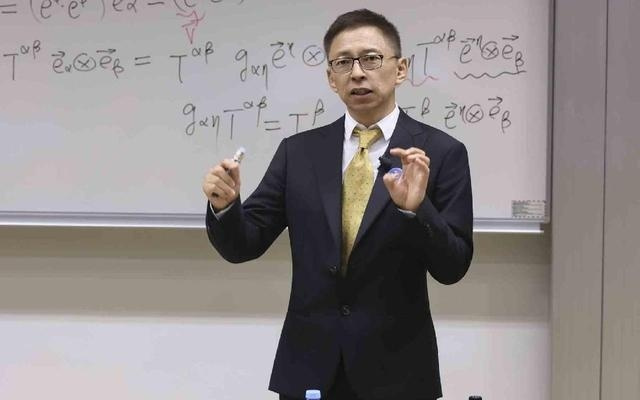 跑完21公里又开物理课!张朝阳香港行太硬核